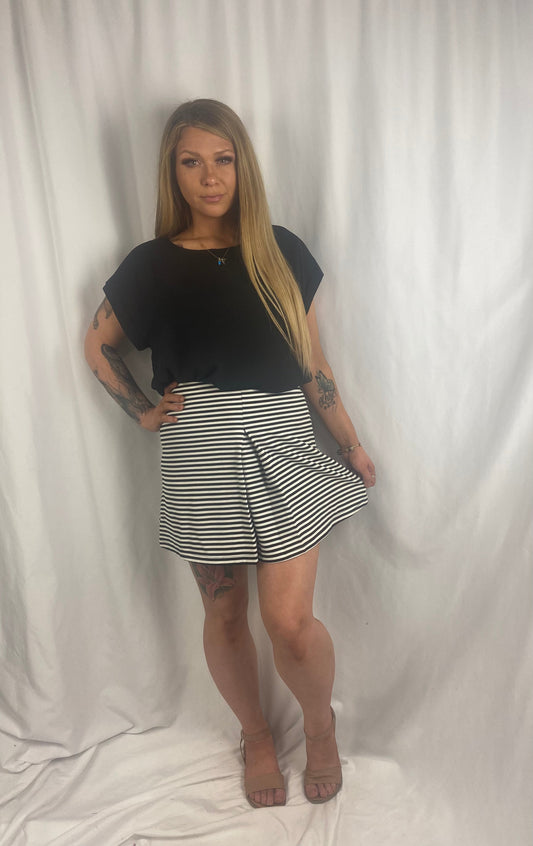 Black and White Striped Pleated Skirt Aambers Goodies xx 